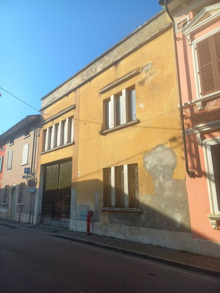 1010m² Warehouse in Verolavecchia, Italy No. 391854