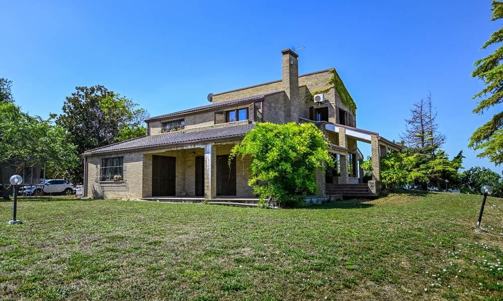 3 bedrooms Villa in Moresco, Italy No. 60283