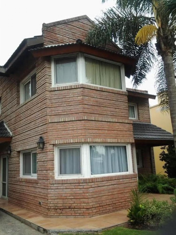 3 bedrooms House in San Miguel, Argentina No. 90024