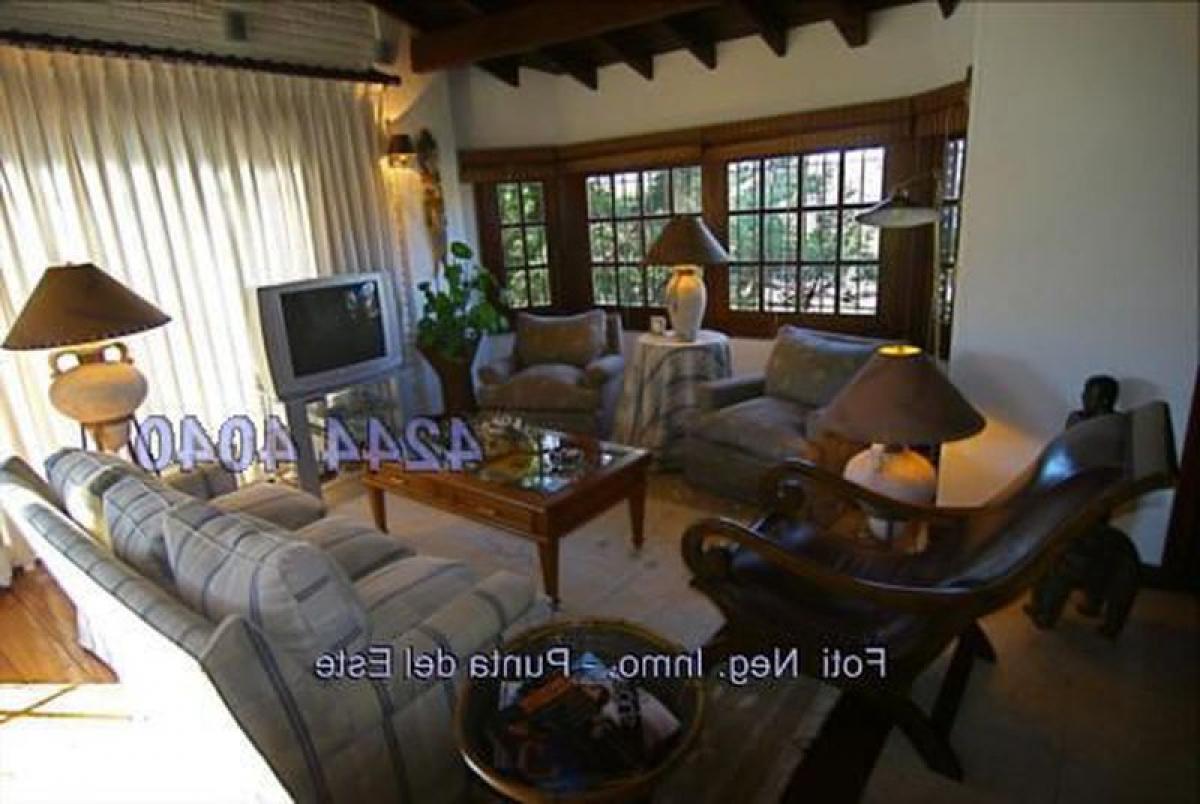 Casa de 4 dormitorios en Punta del Este, Uruguay No. 7134