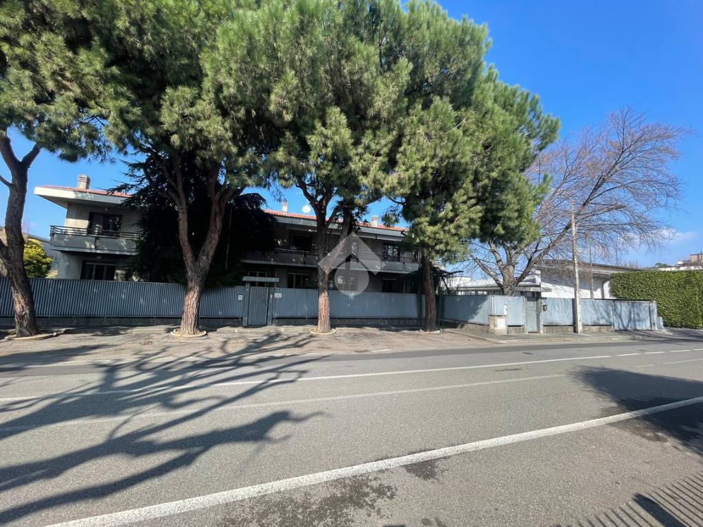 Склад с 10 комнатами в Кастелланца, Италия № 178687