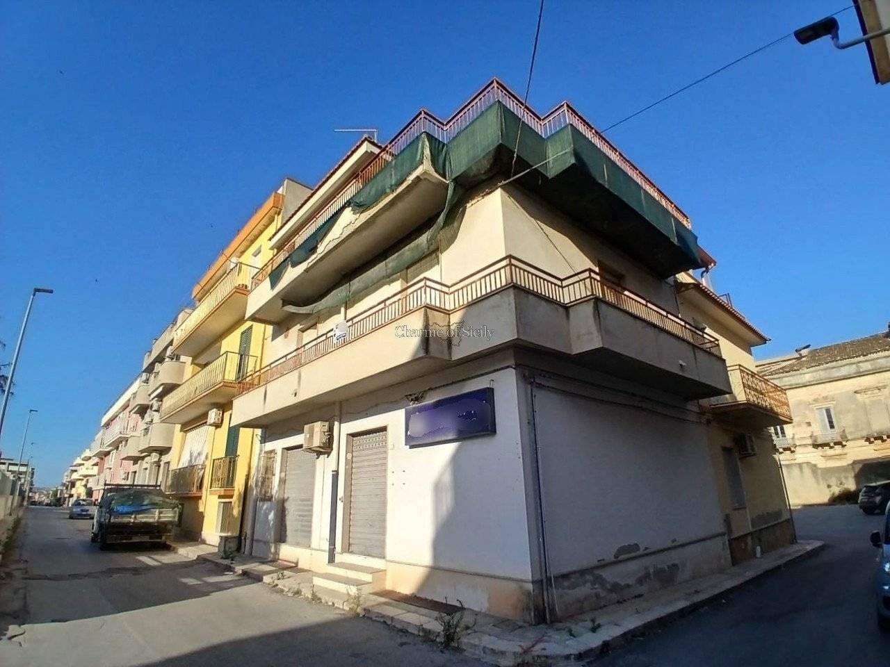 Дом с 4 спальнями в Розолини, Италия № 352789