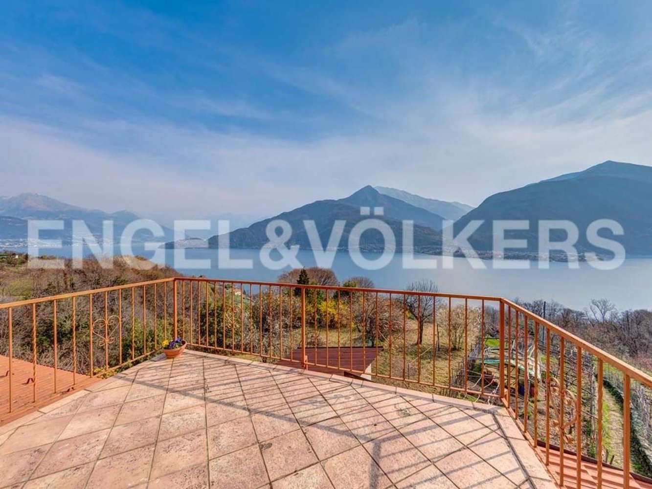 Дом с 8 комнатами в Кремия, Италия № 106339