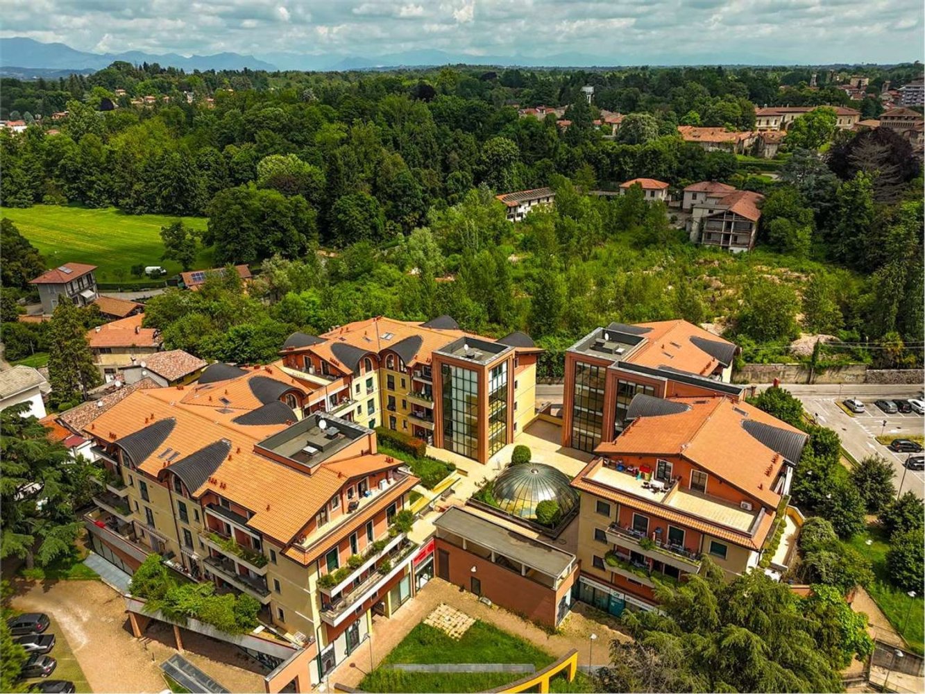 Gewerbliche Immobilie in Somma Lombardo, Italy 1550m², Nr. 286254