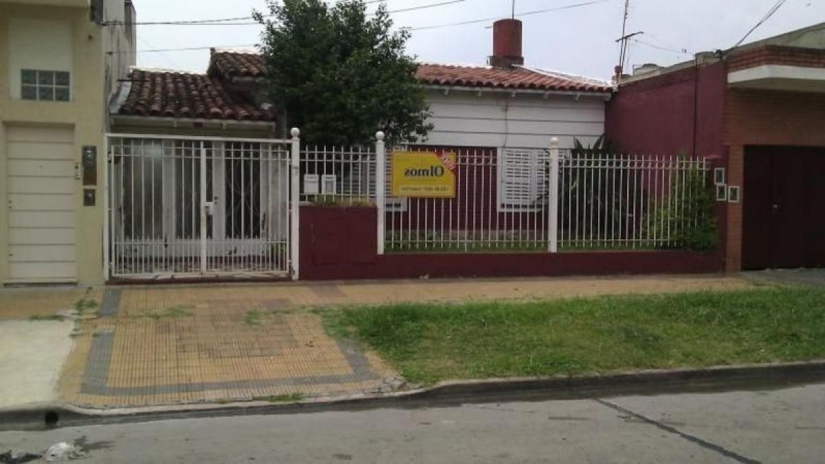 Casa de 2 dormitorios en Tres de Febrero, Argentina No. 63050