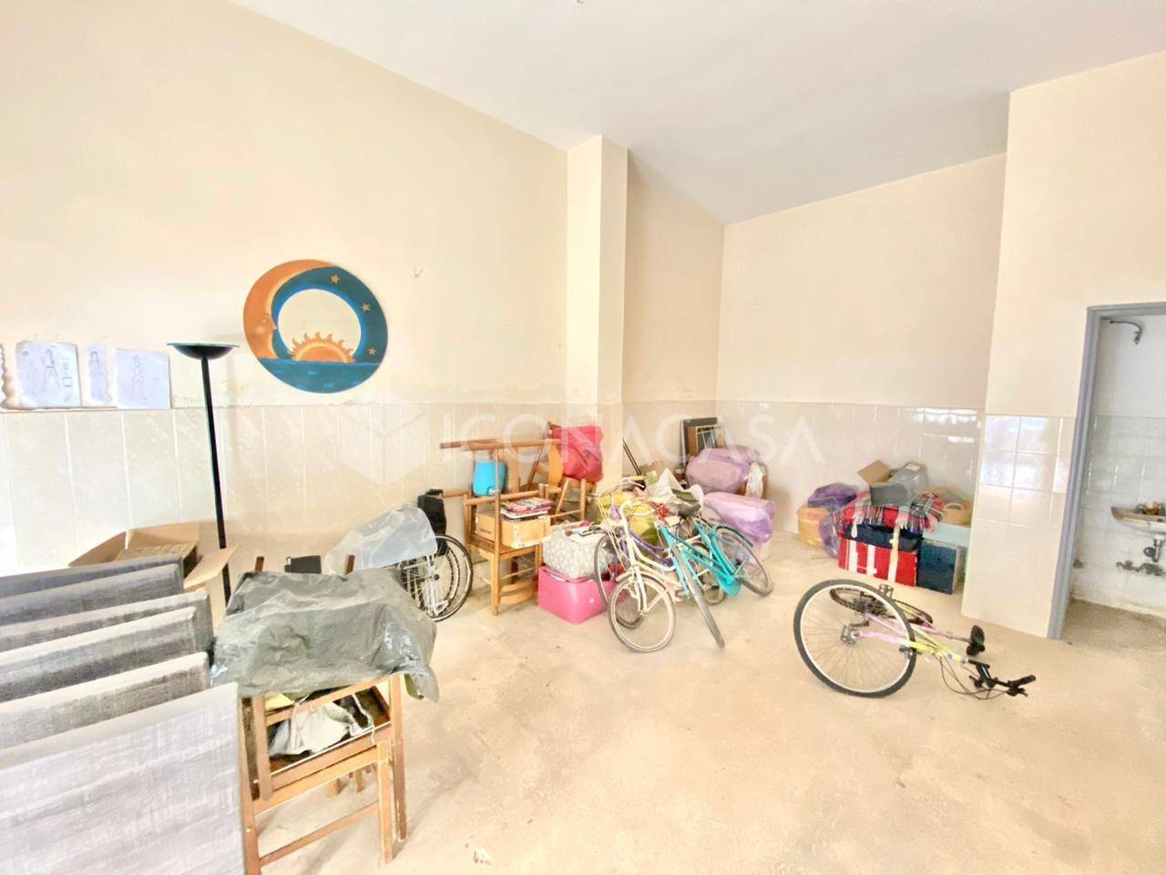 Propiedad comercial de 1 habitación en Bitonto, Italy No. 20750