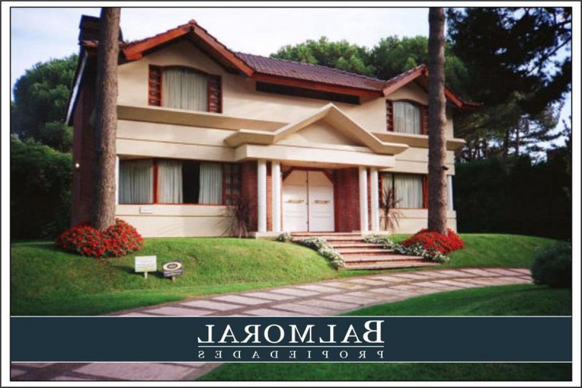 4 bedrooms House in Mar del Plata, Argentina No. 100626
