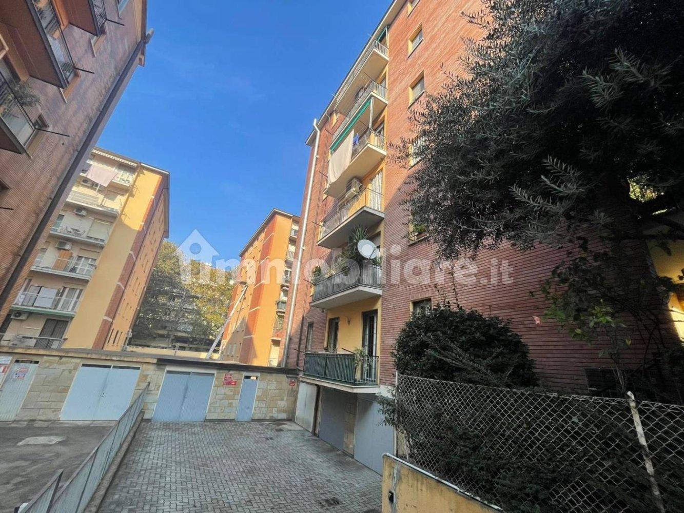 2 bedrooms Apartment in Bologna, Italy No. 20202