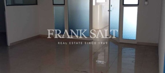 Bureau à Balzan, Malta No. 13231 2