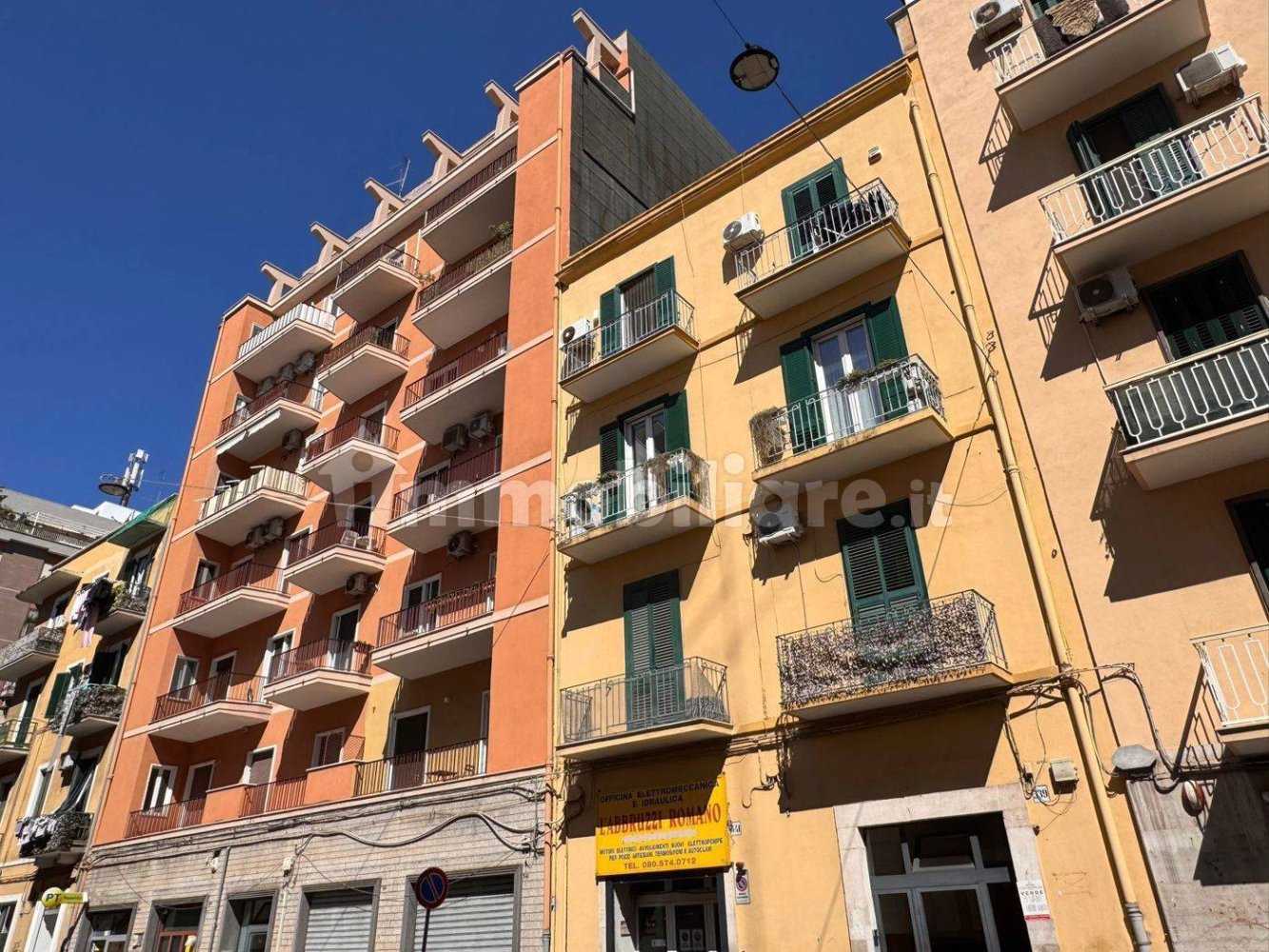 Apartamento de 2 dormitorios en Bari, Italy No. 398388