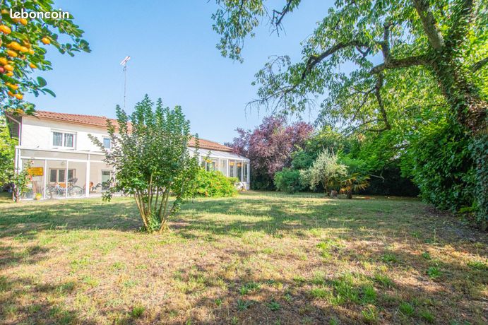 5 bedrooms House in Merignac, France No. 282200