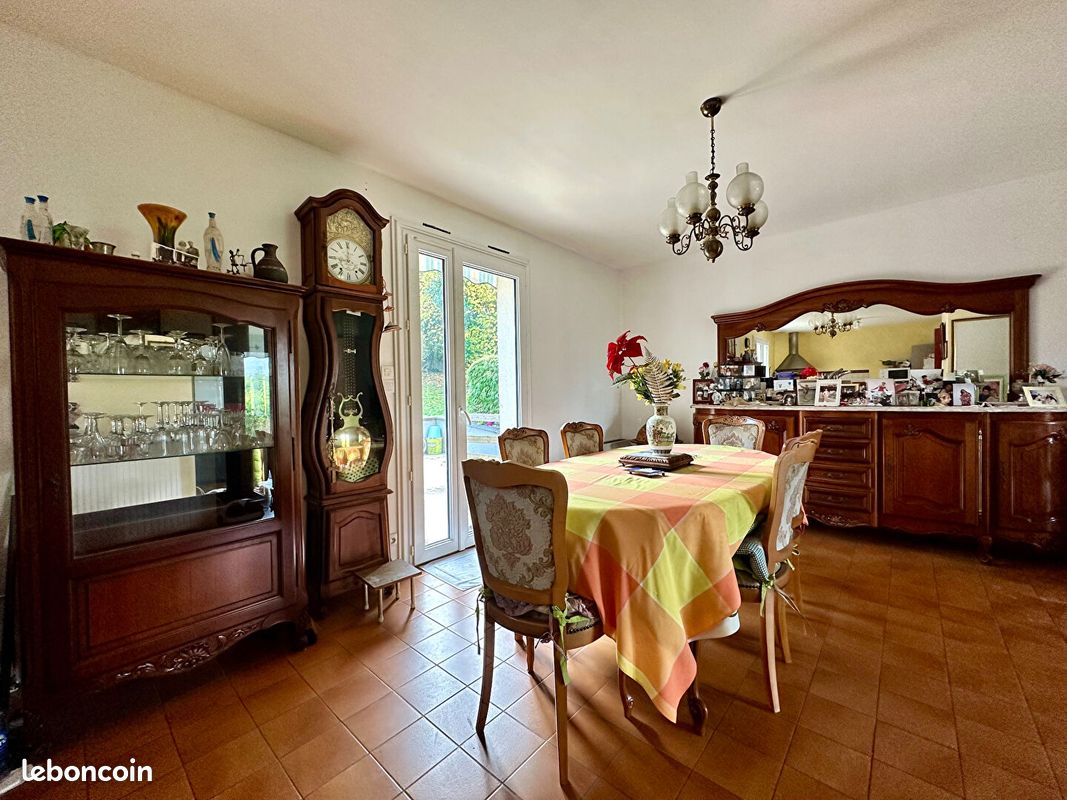 Casa de 4 dormitorios en Azay-sur-Cher, France No. 50526