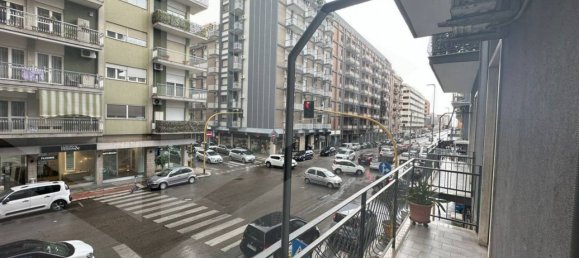 Здание с 2 комнатами в Бари, Италия № 34303 6