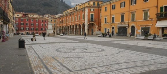 5 rooms Apartment in Carrara, Italy No. 99770 41