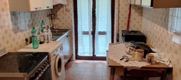 5 rooms Apartment in Carrara, Italy No. 99770 30