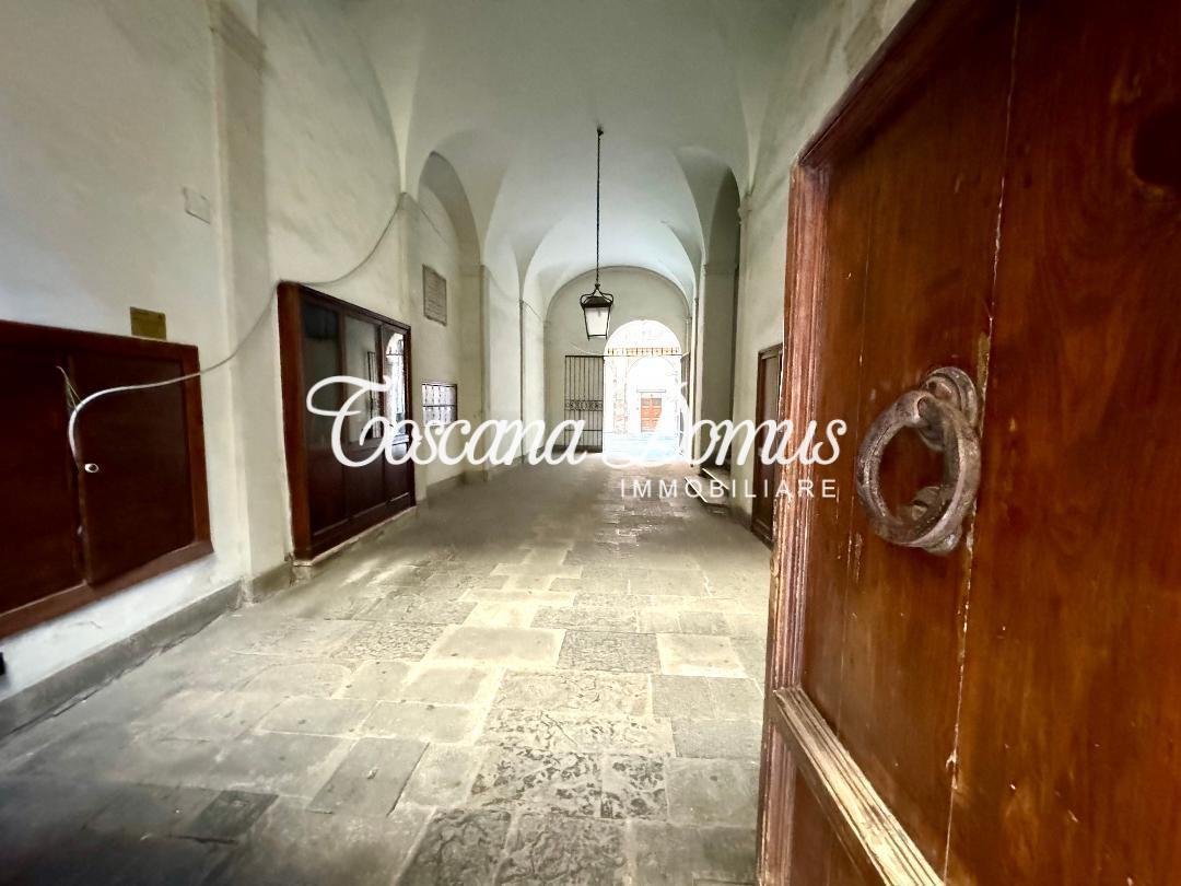 6 rooms Apartment in Siena, Italy No. 25289