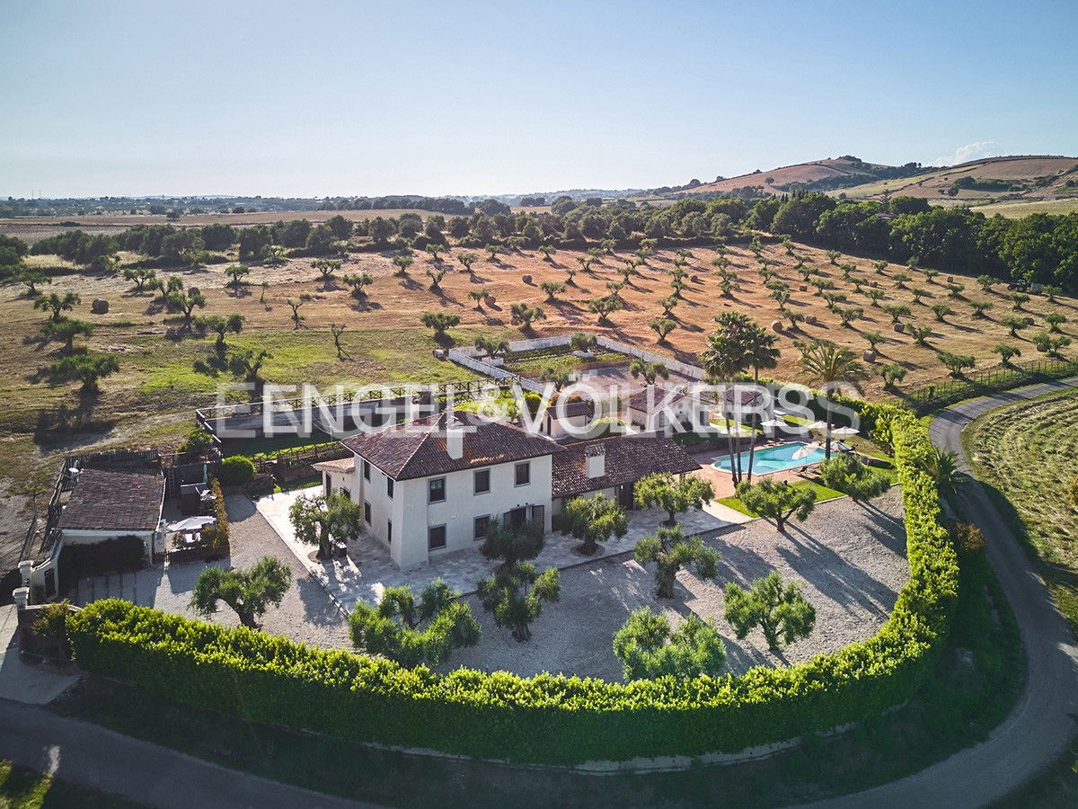 4 bedrooms Villa in Rome, Italy No. 134204