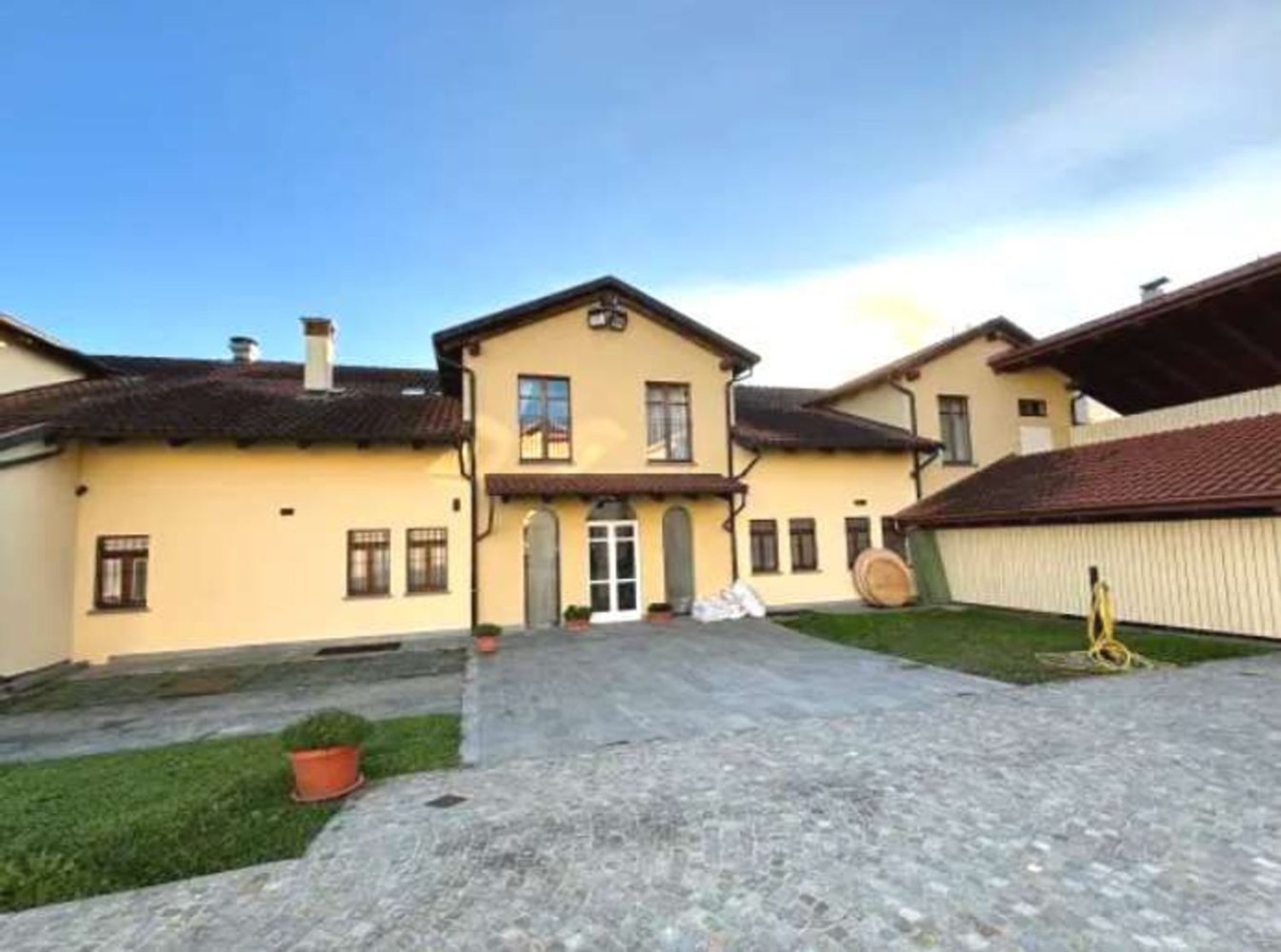 2046m² Building in Riva presso Chieri, Italy No. 289382