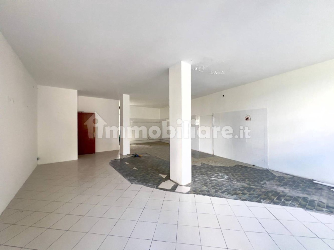 1 room Commercial property in Udine, Italy No. 367444
