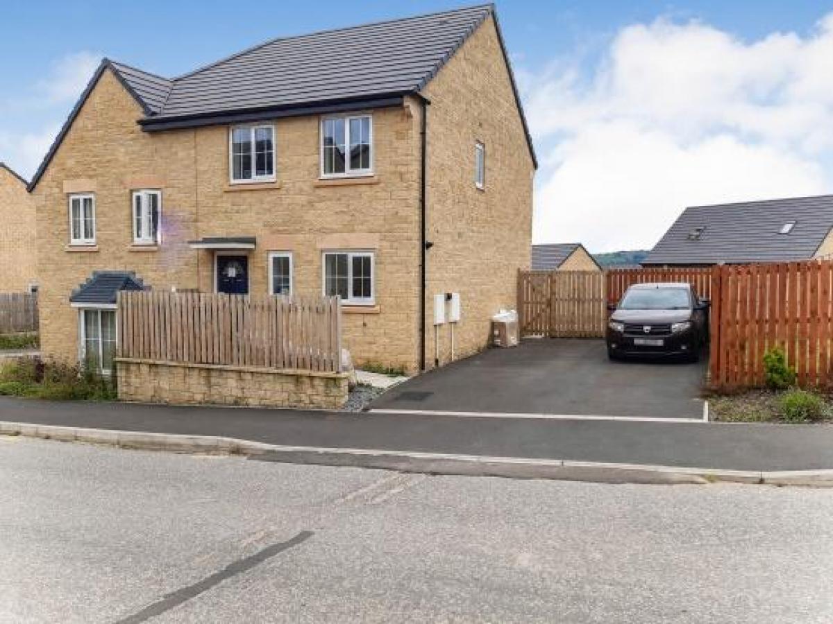 3 bedrooms House in Bradford, United Kingdom No. 105