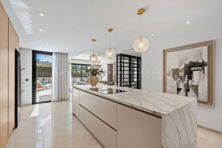 5 bedrooms Villa in Marbella, Spain No. 122953