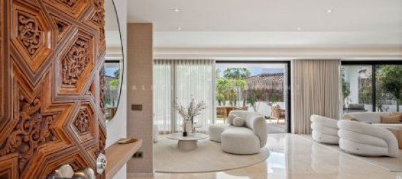 5 bedrooms Villa in Marbella, Spain No. 122953 2