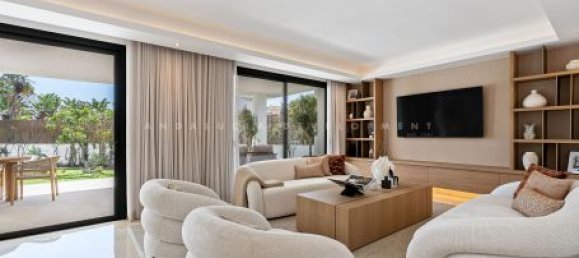 5 bedrooms Villa in Marbella, Spain No. 122953 3