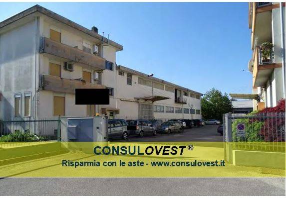 Склад с 5 комнатами в Галларате, Италия № 179733