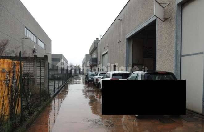 Almacén de 5 habitaciónes en Robecco sul Naviglio, Italy No. 337480