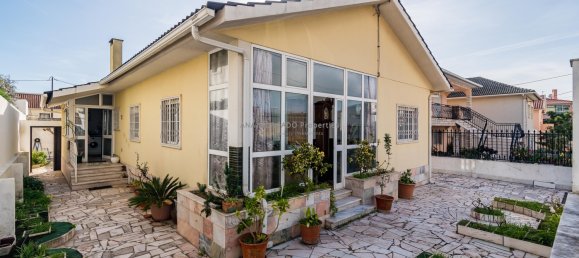 3 bedrooms Villa in Cascais, Portugal No. 104129 4