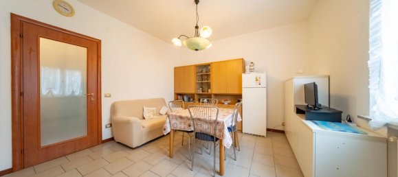 3 rooms Apartment in Parma, Italy No. 28320 9