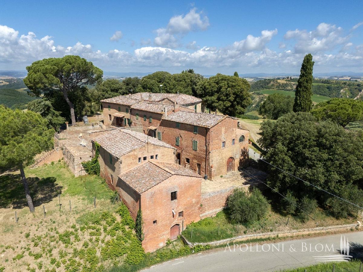 11 bedrooms House in Asciano, Italy No. 56380