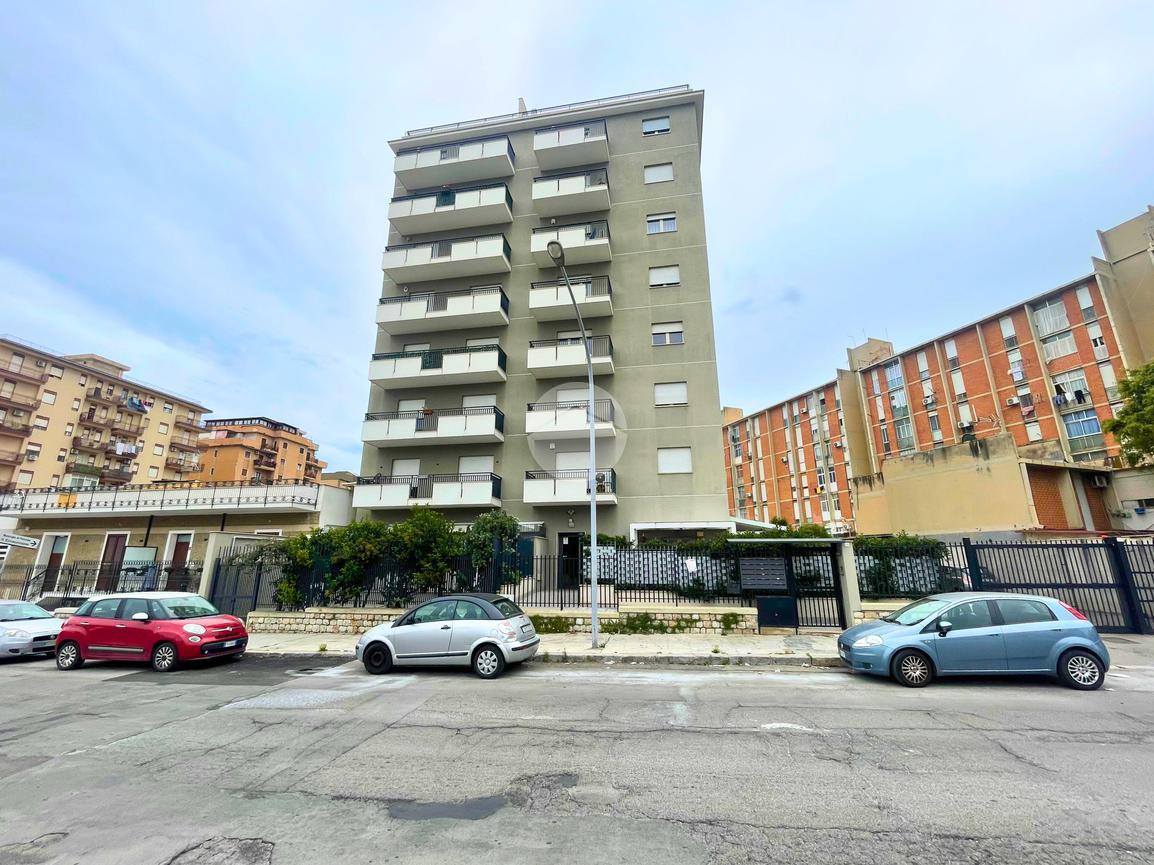 3 rooms Apartment in Palermo, Italy No. 39316