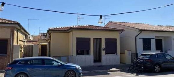 6 rooms Apartment in Grosseto, Italy No. 258680 2