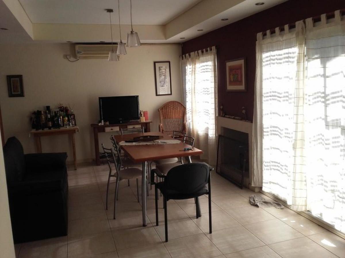 Casa de 4 dormitorios en Lanús, Argentina No. 16753