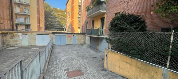 3 rooms Apartment in Bologna, Italy No. 20201 2