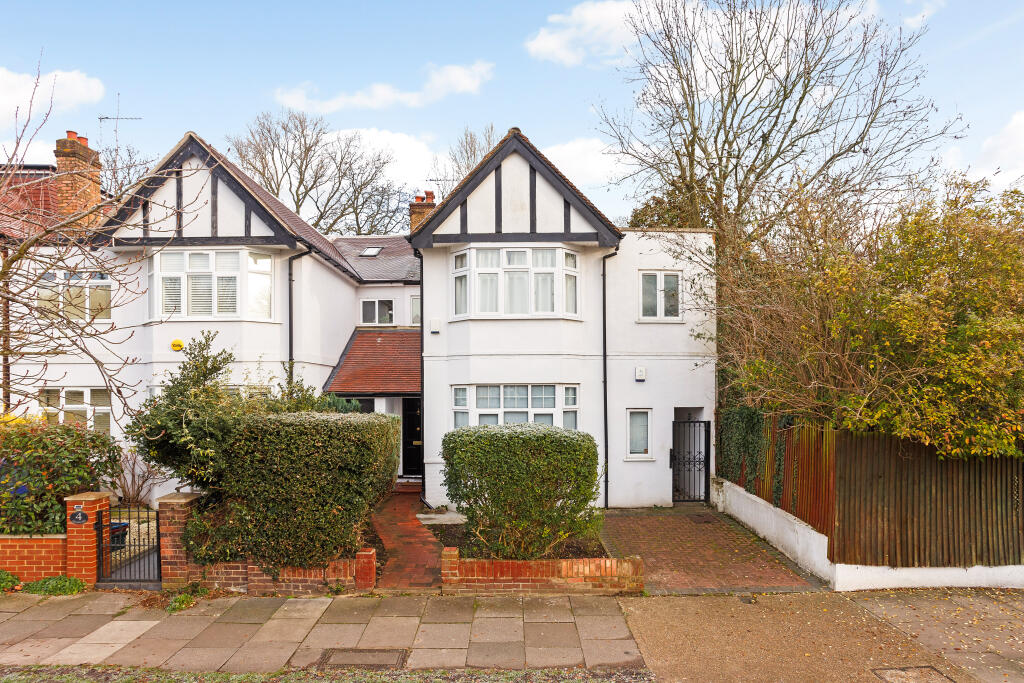 3 bedrooms House in London, United Kingdom No. 14002