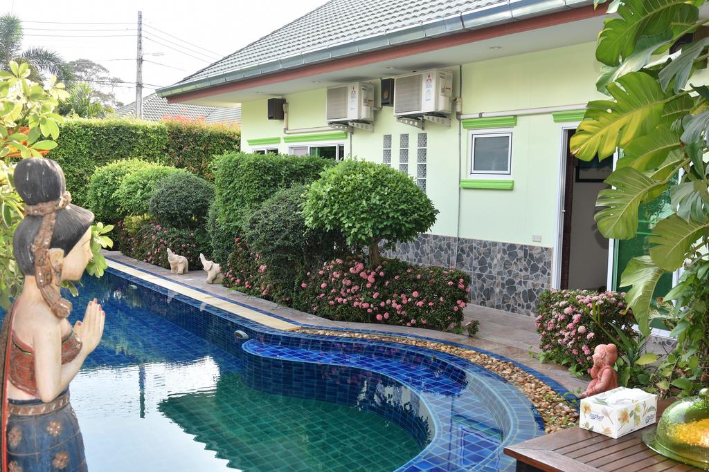 6 bedrooms Villa in Pattaya, Thailand No. 20058