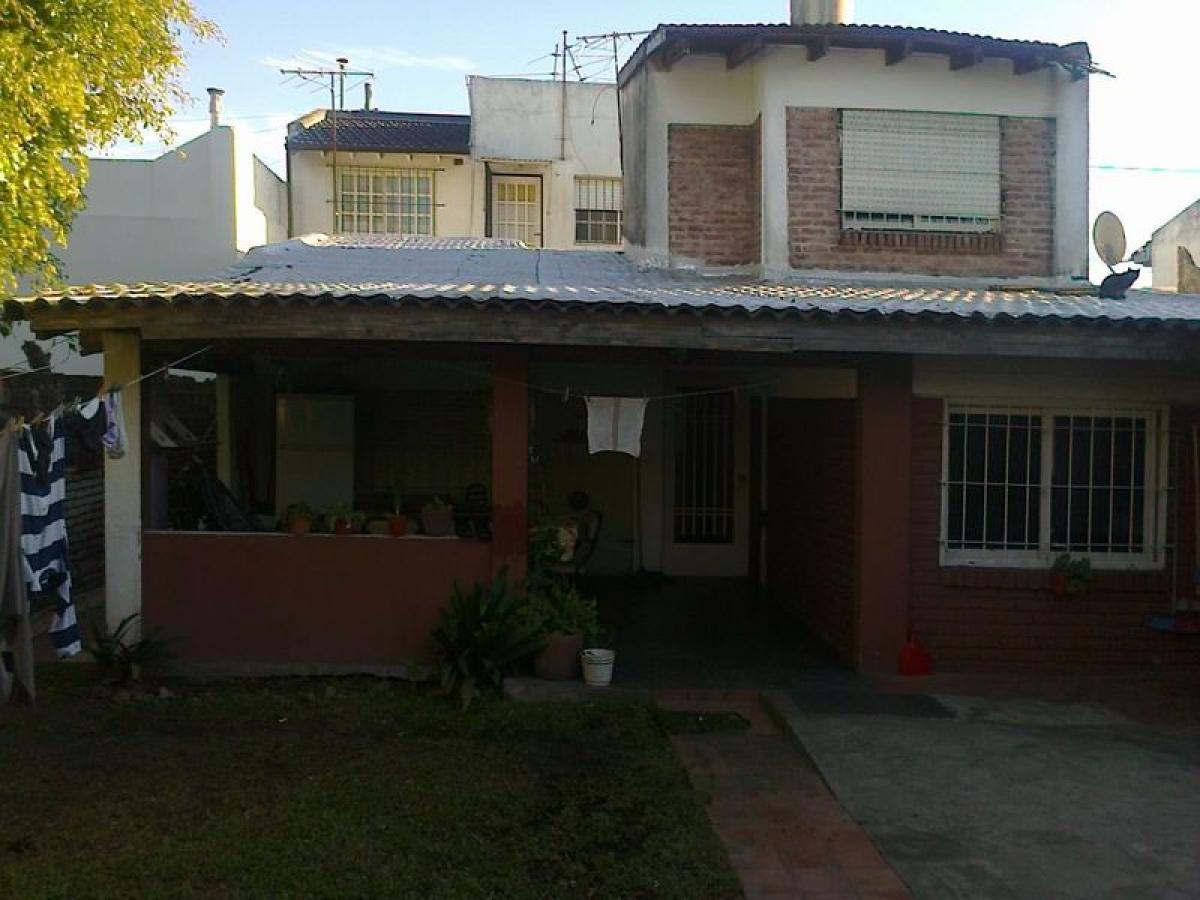 Casa de 3 dormitorios en General San Martín, Argentina No. 6281