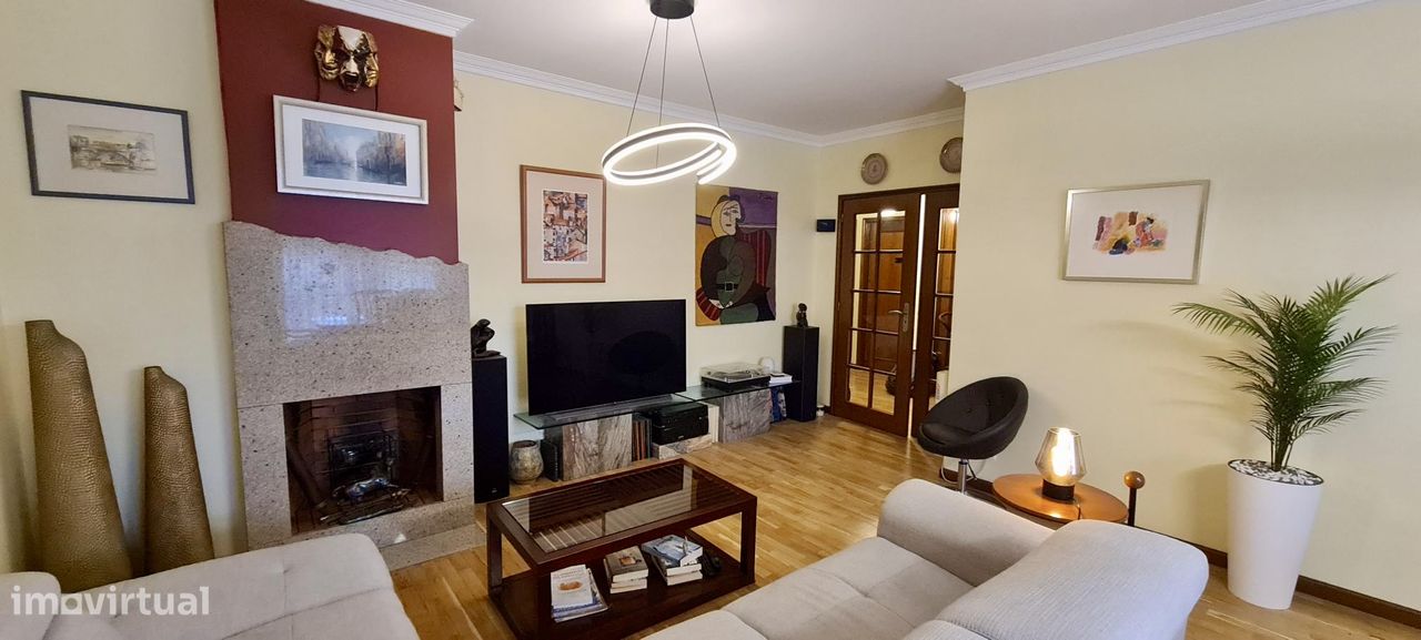 3 bedrooms Apartment in Porto, Portugal No. 266157