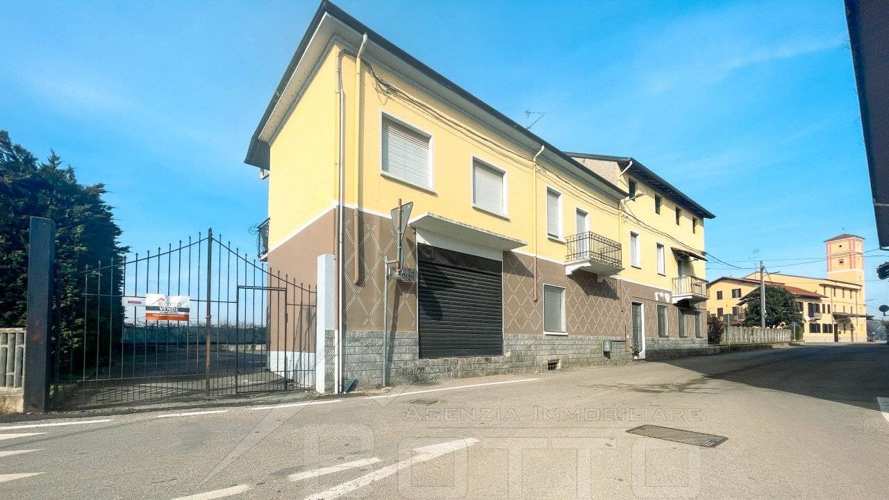 4 bedrooms House in Momo, Italy No. 387202