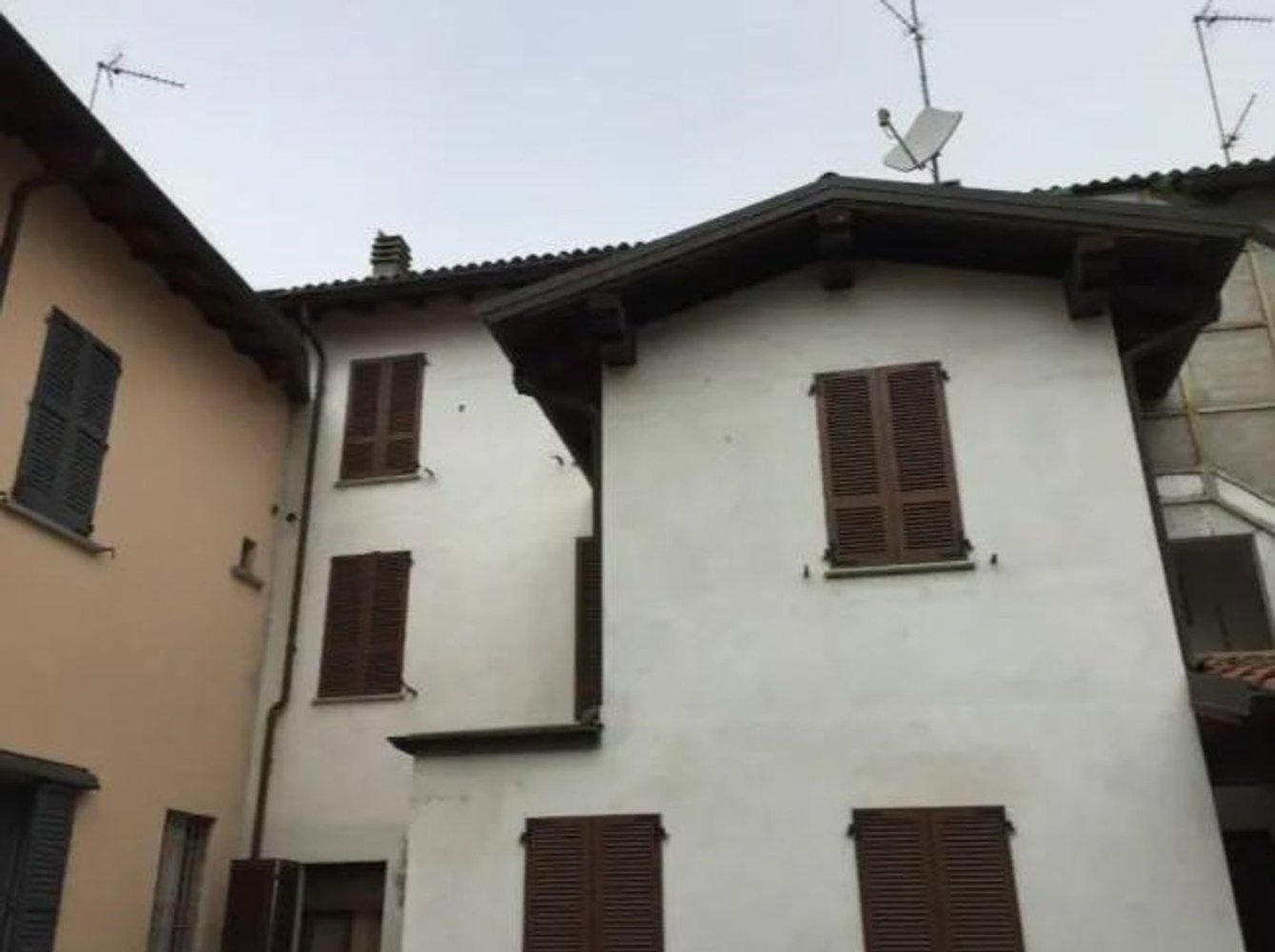 Дом с 6 комнатами в Саннадзаро де Бургонди, Италия № 193997