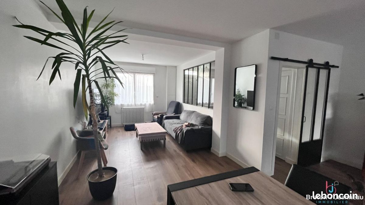 2 bedrooms Townhouse in Laval, France No. 101932