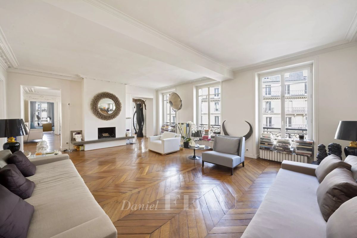 4 bedrooms Apartment in Paris, France No. 180775