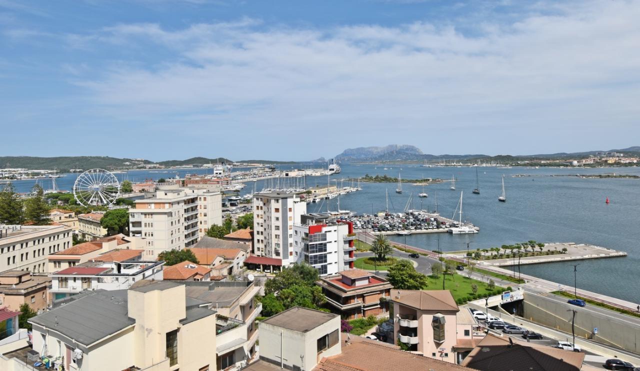 Apartamento de 2 habitaciónes en Olbia, Italy No. 8624