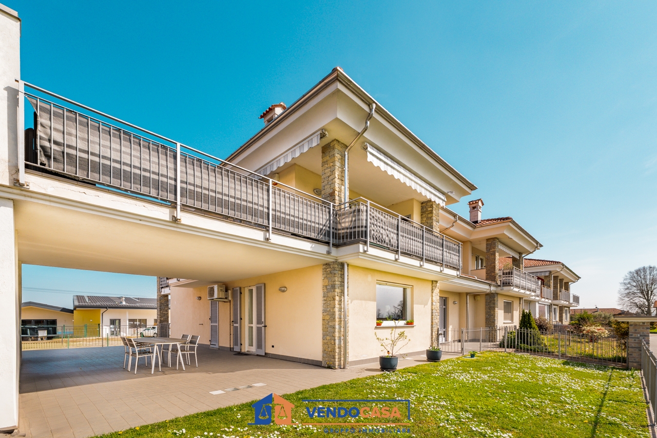 3 rooms Apartment in Cherasco, Italy No. 14711