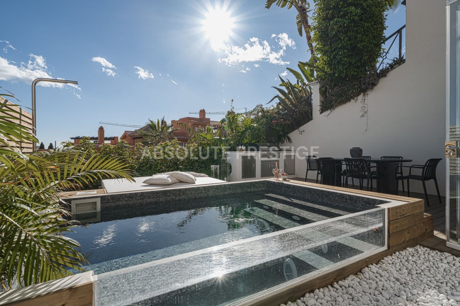 Apartamento de 3 dormitorios en Marbella, Spain No. 69901