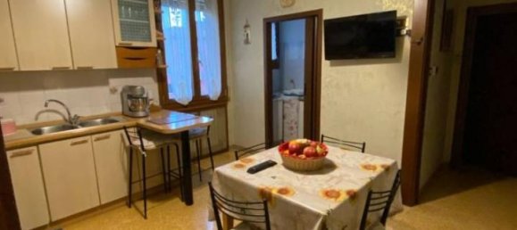4 rooms Apartment in Bologna, Italy No. 32482 3