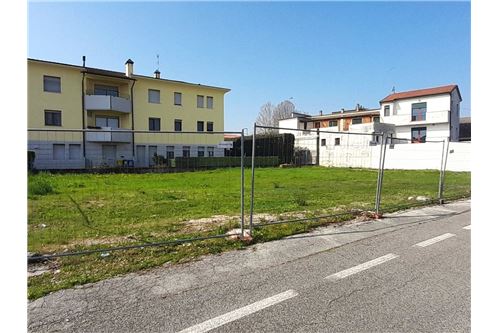 891m² Land in Susegana, Italy No. 298625