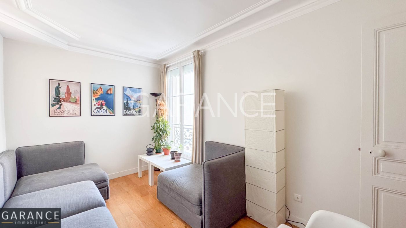 2 bedrooms Apartment in Paris, France No. 298165
